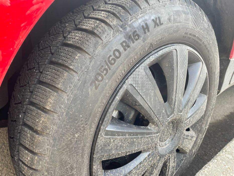 Vand jenti Ford cu anvelope de iarna 205/60/R16.