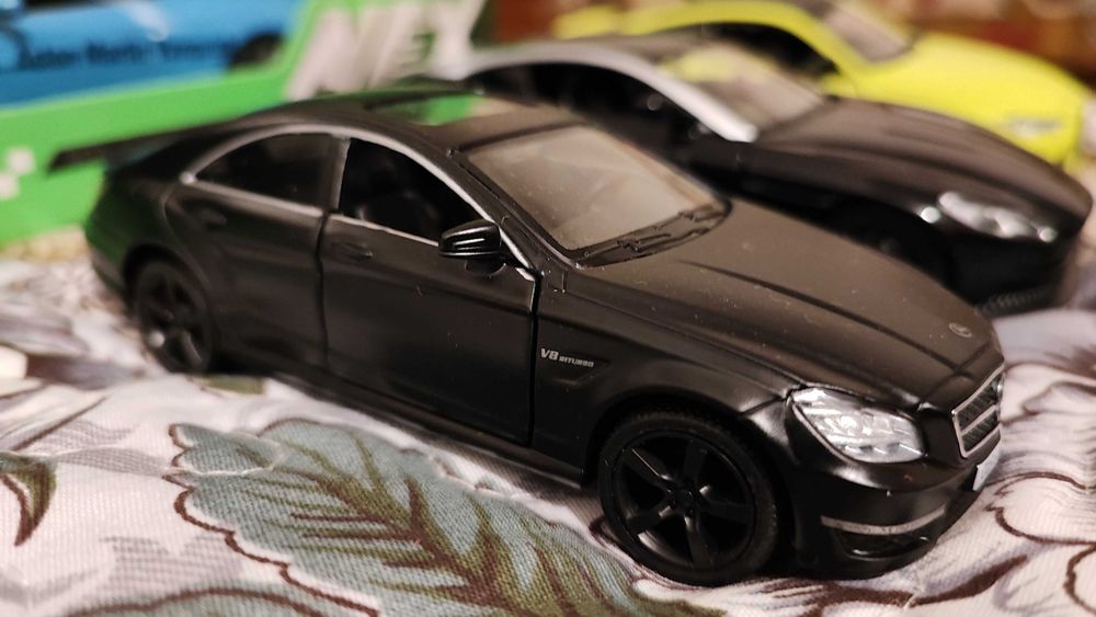Vind o mica colectie de machete masini din metal(die-cast),noi