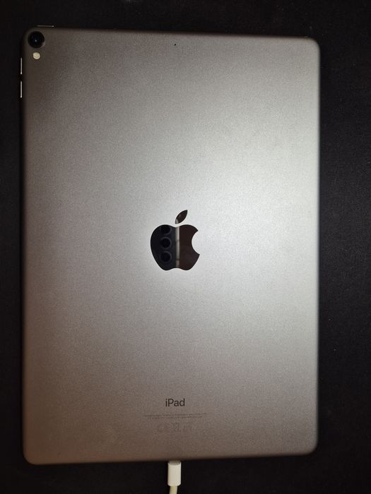 Ipad pro 10.5" (2017) cu Apple pencil, 2 huse, geanta, folie paperlike