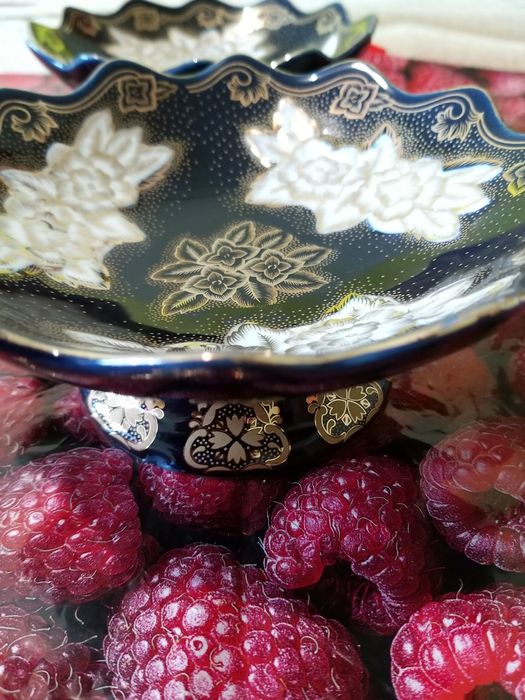 Ваза для фруктов,конфетов,ягод и что-то другое.