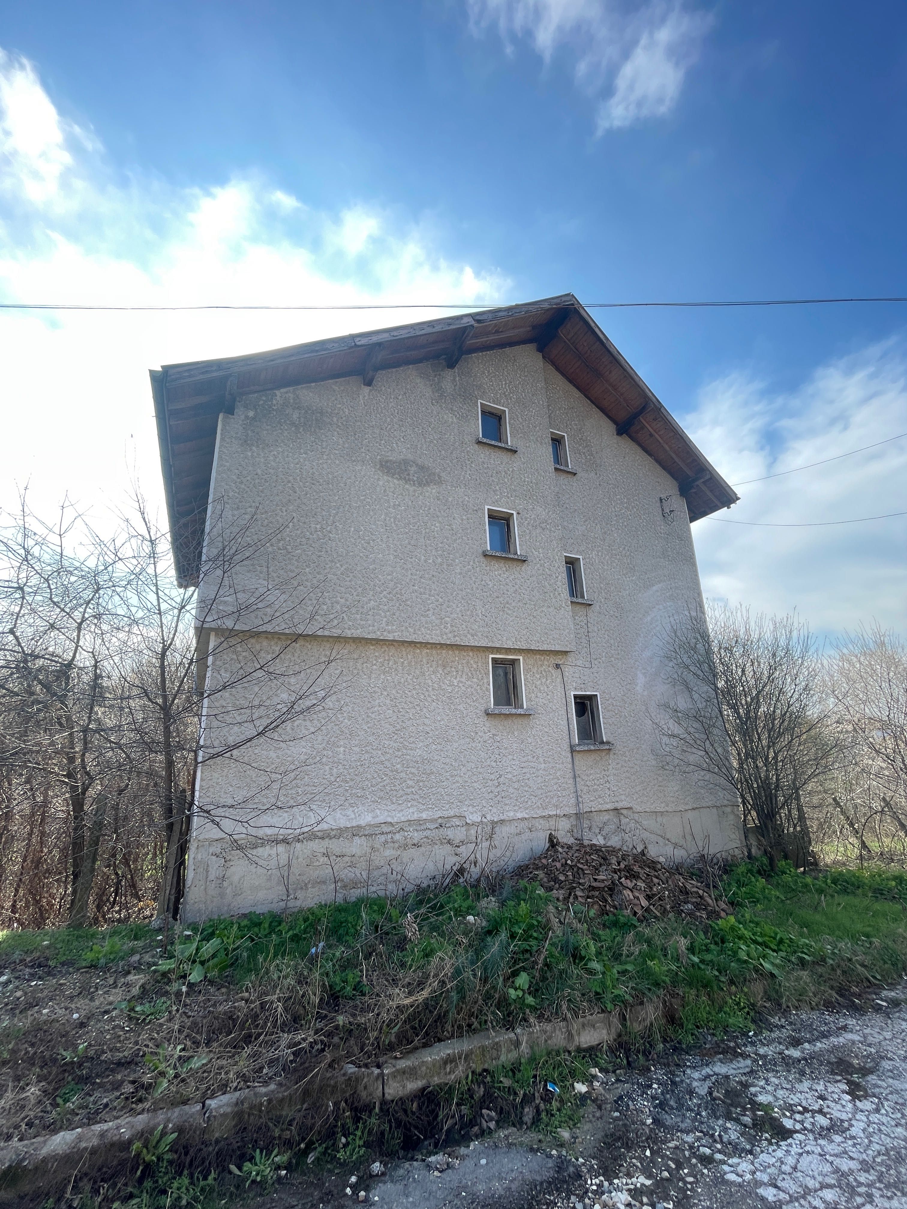 Масивна къща в близост до гр. Плевен - центъра на с. Радишево