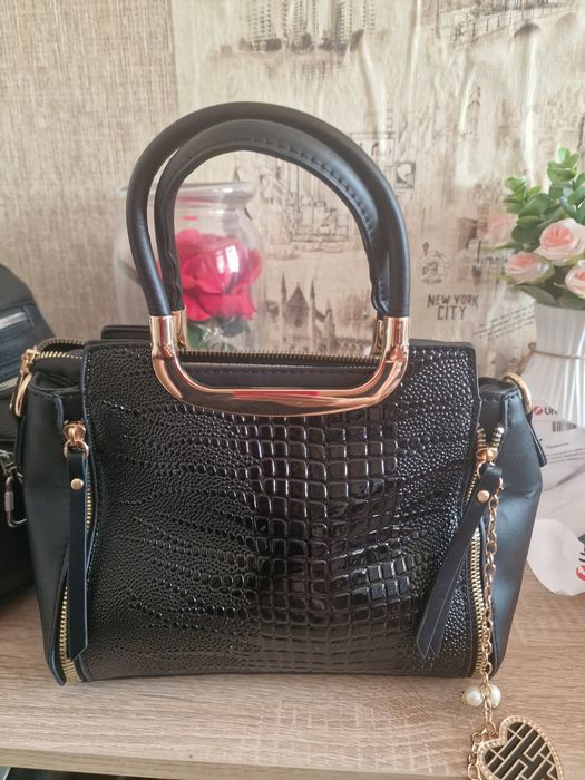 Продавам чисто нова чанта