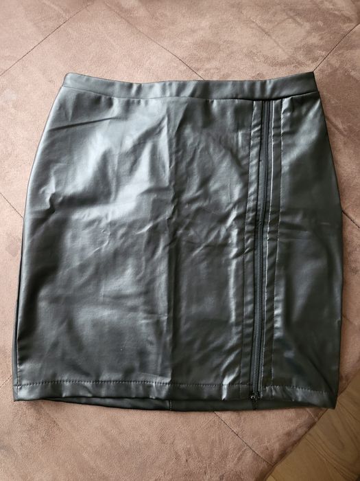 Дамска кожена пола и дамски клин