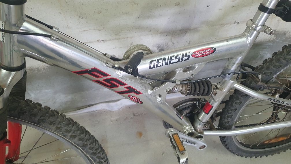 Vând bicicleta Genesis