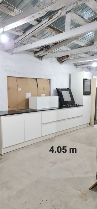 Mobila de bucătărie alba cu blat de granit negru