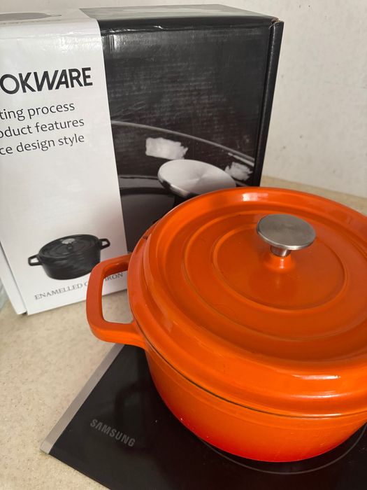 Продам чугунную кастрюлю