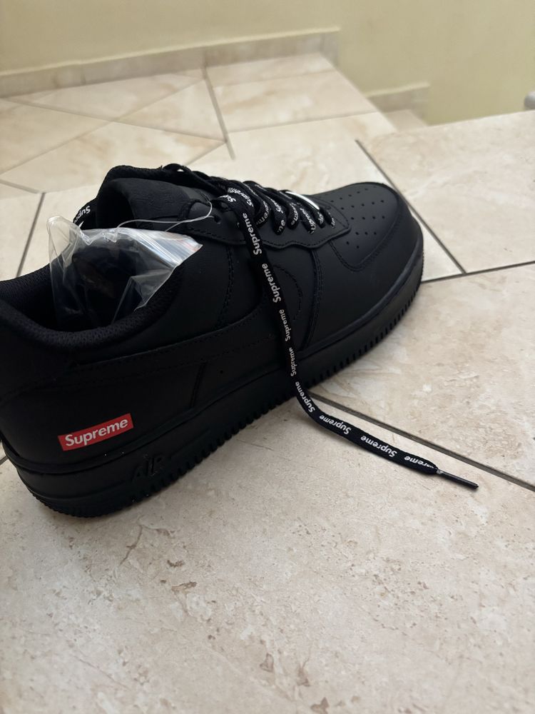 Nike x supreme обувки