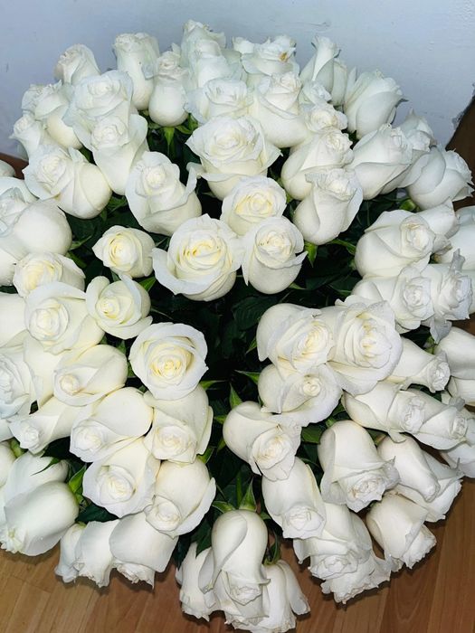 Метровый букет из 101 голландской розы, свежий и красивый.