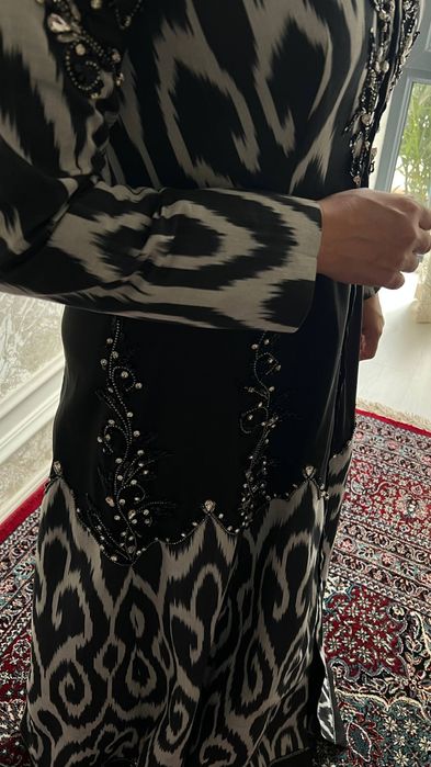 Бетакрор кўринишдаги адрас либос