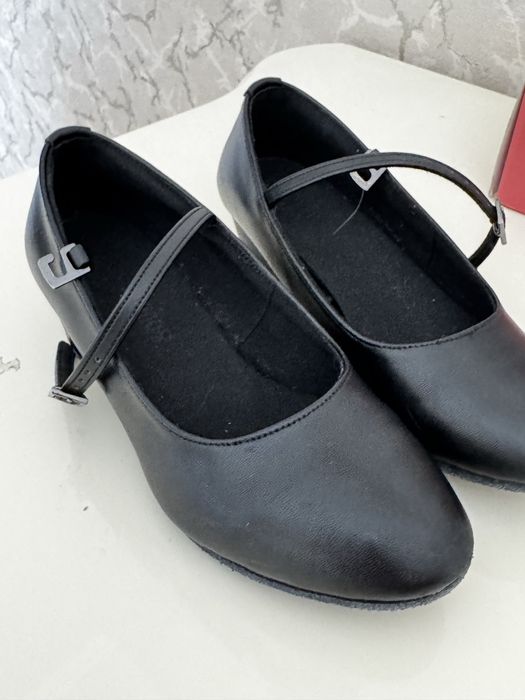 Черные новые туфли для танца