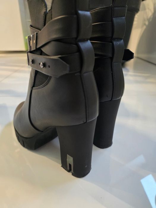 Дамски боти на ток