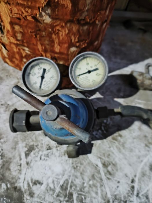 Редуктор с монометрами для кислородного баллона