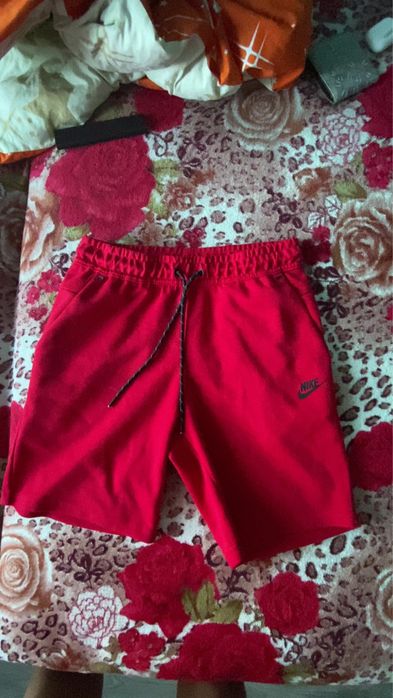 Pantaloni Nike Tech scurți