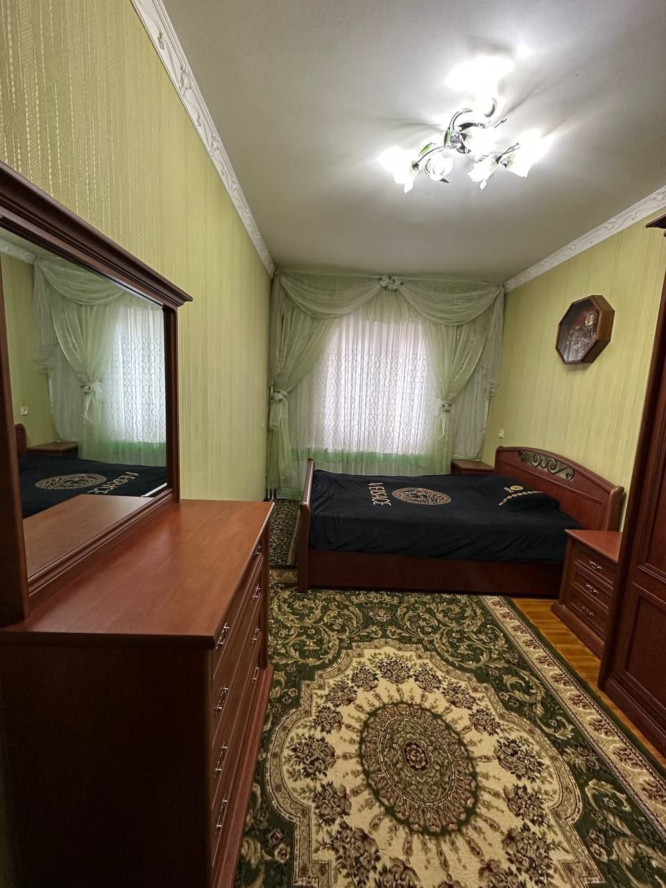 Снять двух комнатную квартиру на Мирабаде, ул Чехова !