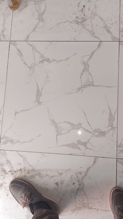 ақ кафел артылып қалған