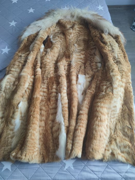 Haină de damă din piele și blană naturală .