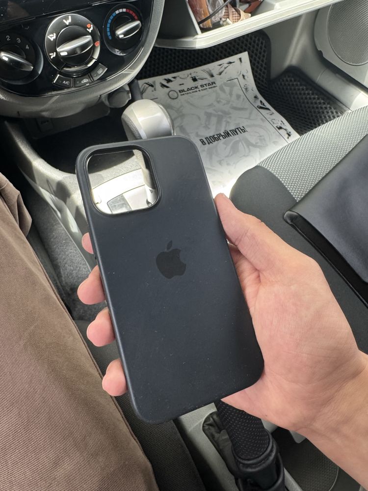 Чехол - chexol iphone 13 pro почти новые