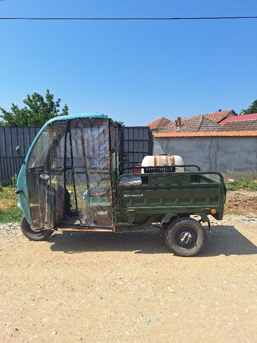 Vând triciclu cu semi cabină