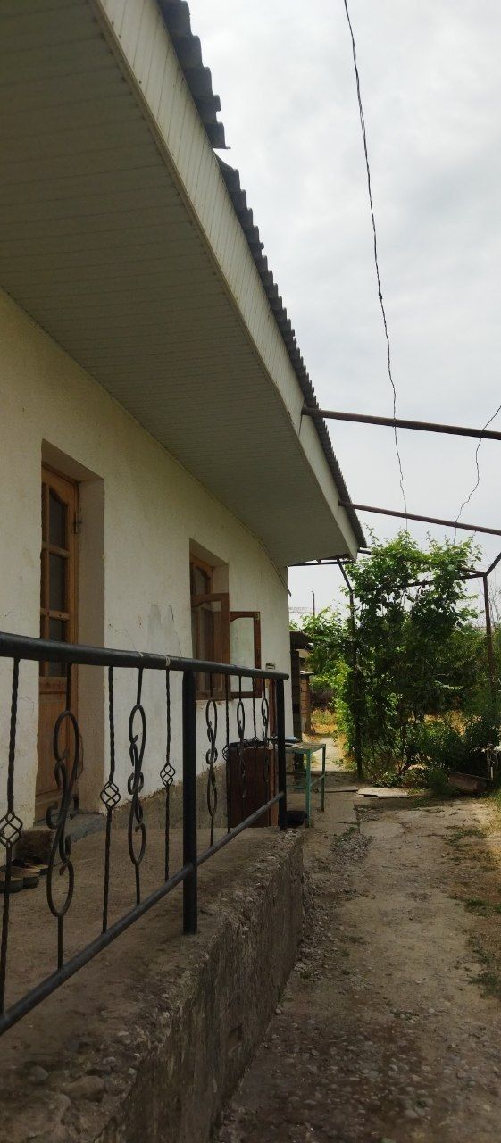 Yangibozor Internatsanalda 9 sotili hovli sotiladi 5xonali uyi bor