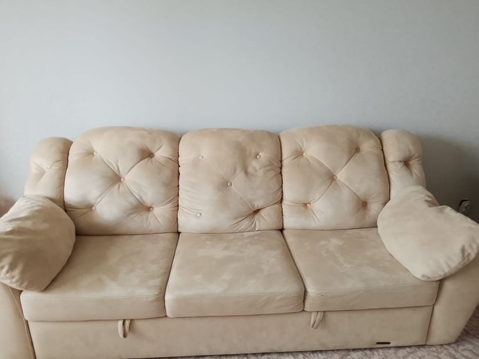 Диван бежевого цвета