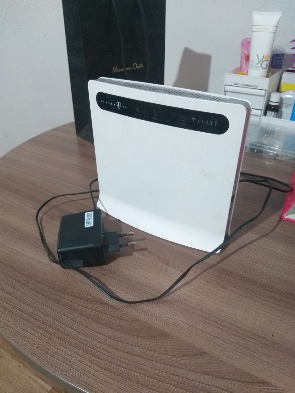 Продам стационарный 4G-роутер Huawei.