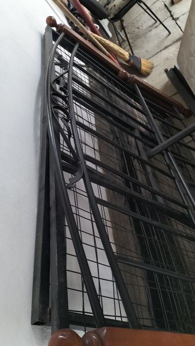 Меняю хорошую двухспальную кровать с матрасом