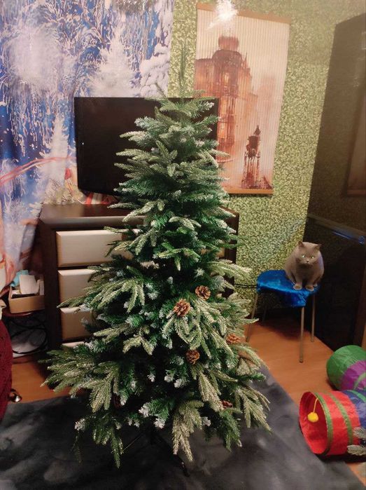 продам елку с шишками 150см
