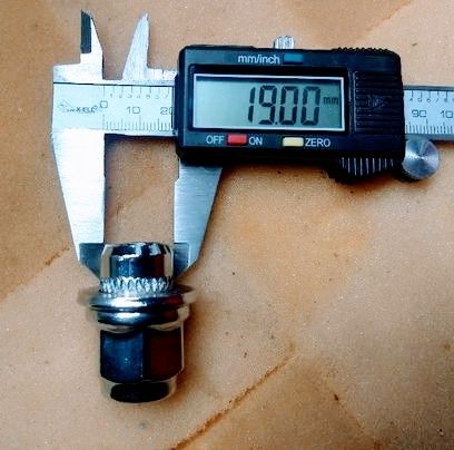 Piulițe Nissan  cu șaibă plata  și guler de centrare M12 x 1.25