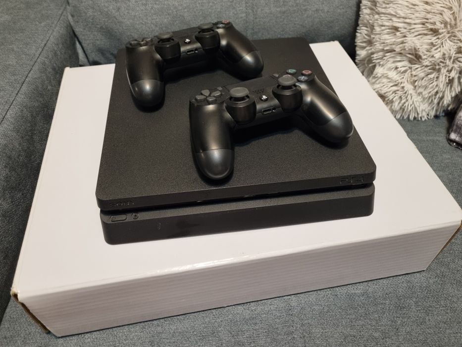 De vânzare PS4  folosit foarte putin
