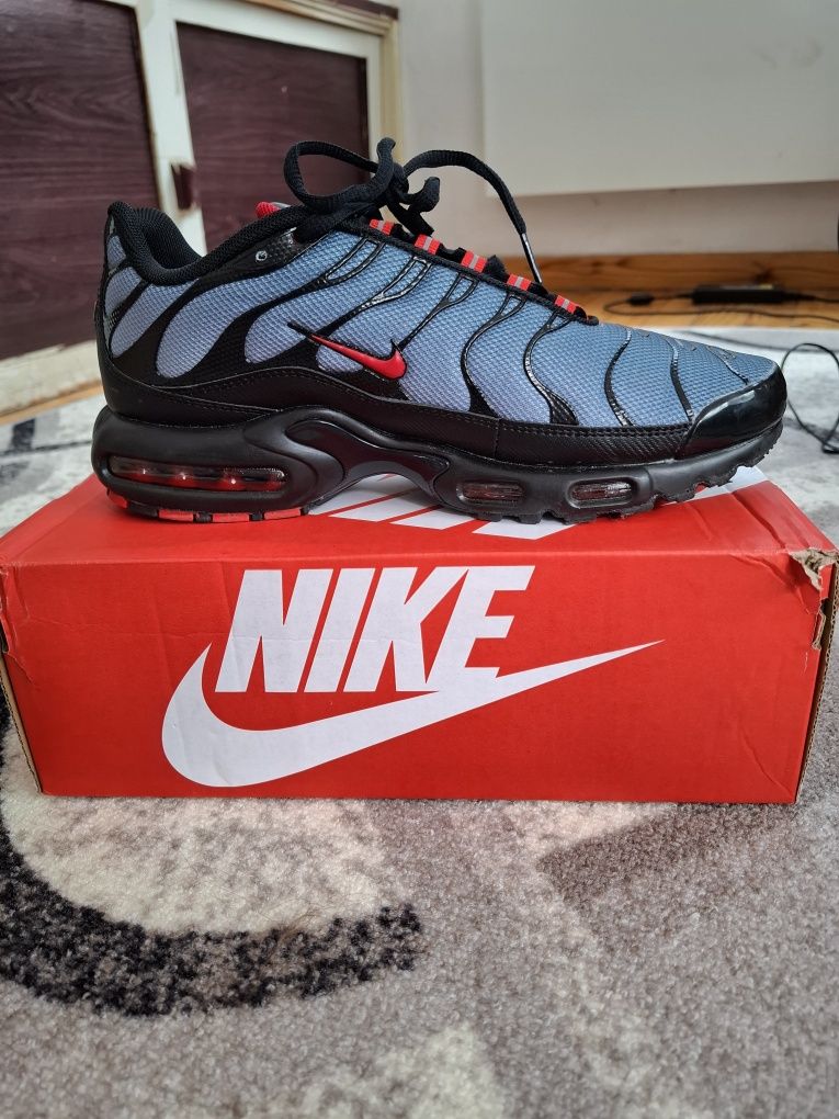 Продавам обувки Nike Air Max Plus TN