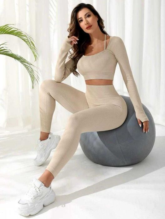 Продам спортивный костюм для фитнеса.