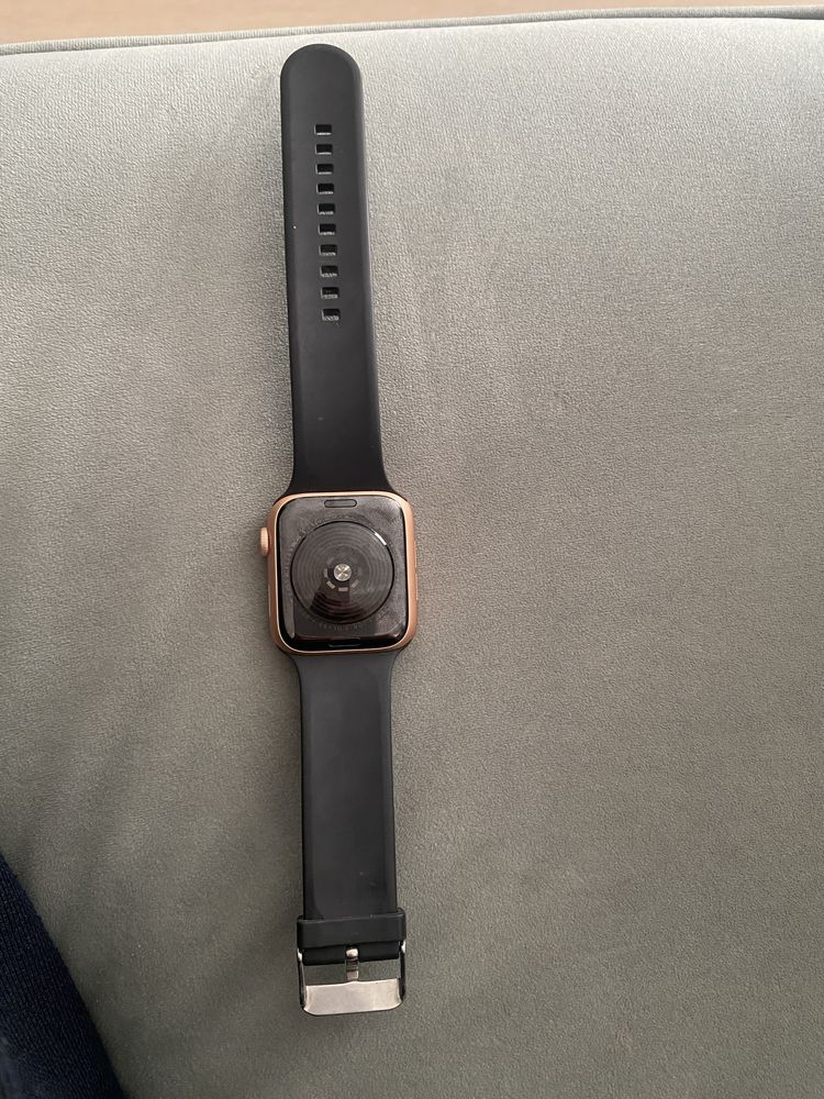 Apple wach SE 44mm gold