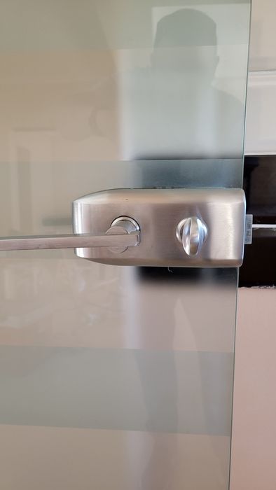 Ușă de sticlă cu toc pentru interior.