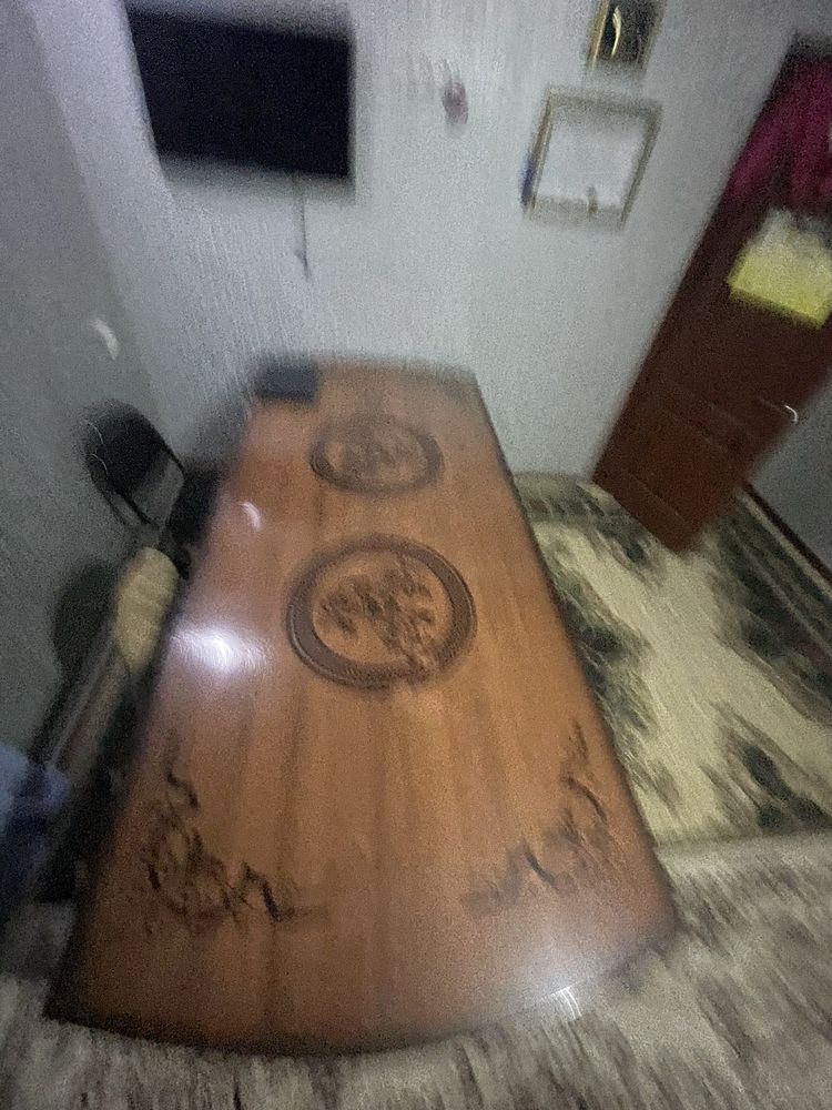 Продаю гостевой стол в хорошом состояний.