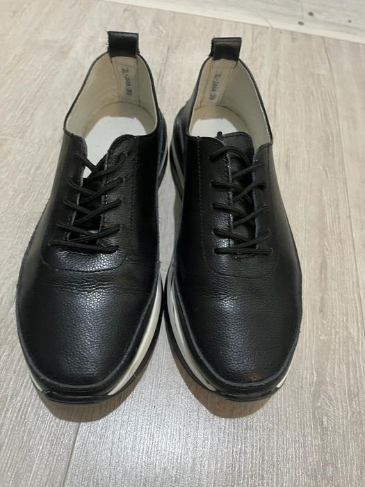 Кроссовки женские 39 размер в идеальном состоянии Не порваны