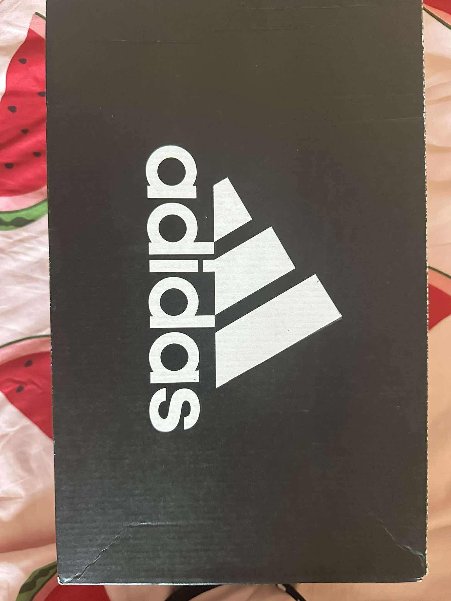 обувки Adidas ( чисто Нови )
