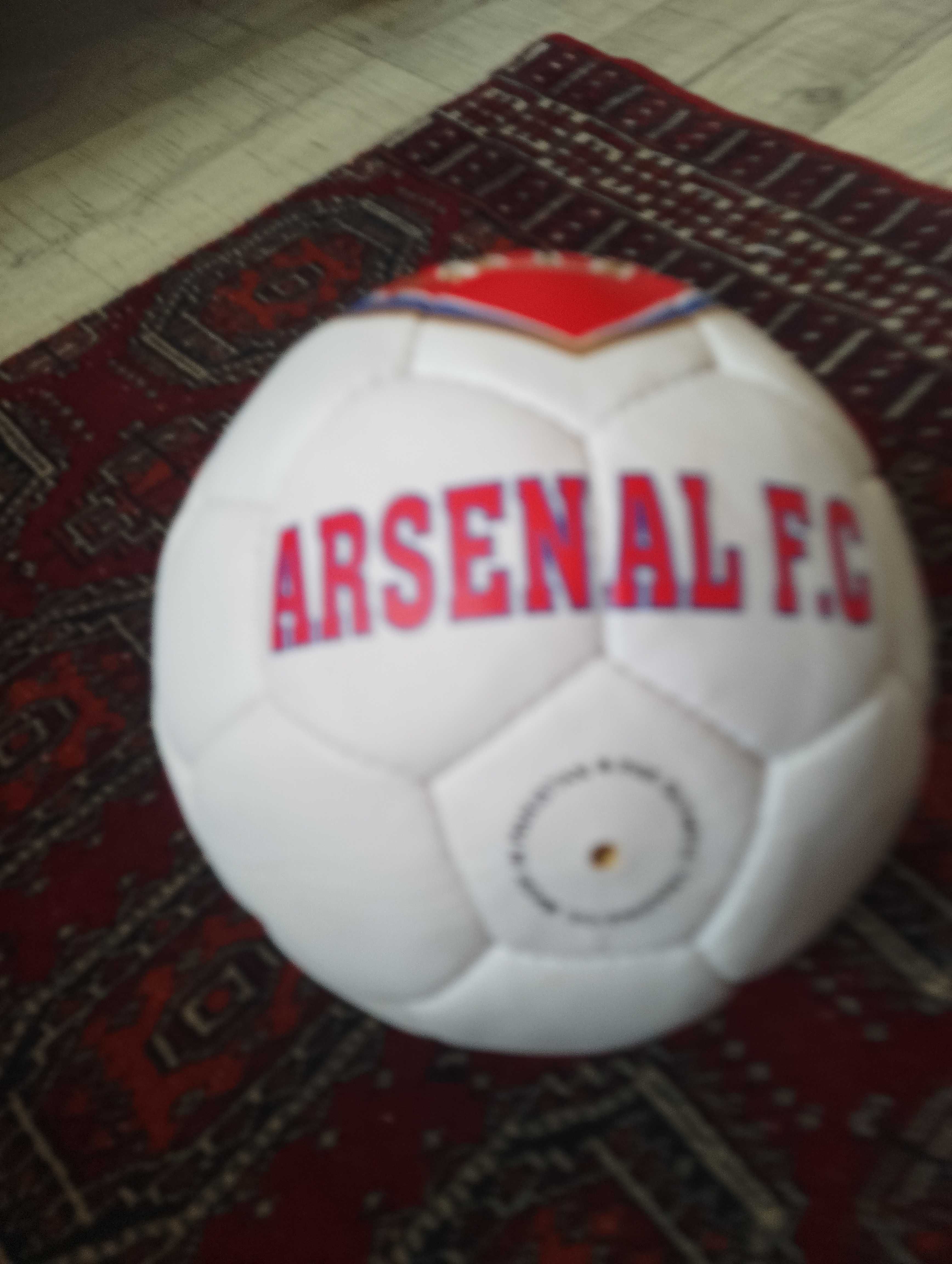 Футбольный мяч с надписью Arsenal