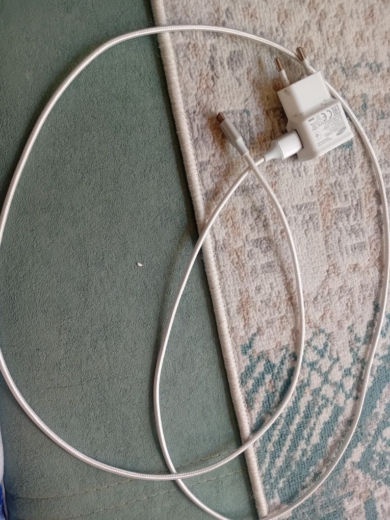 Продам оригинальную зарядку Самсунг с кабелем микро USB. Без торга!