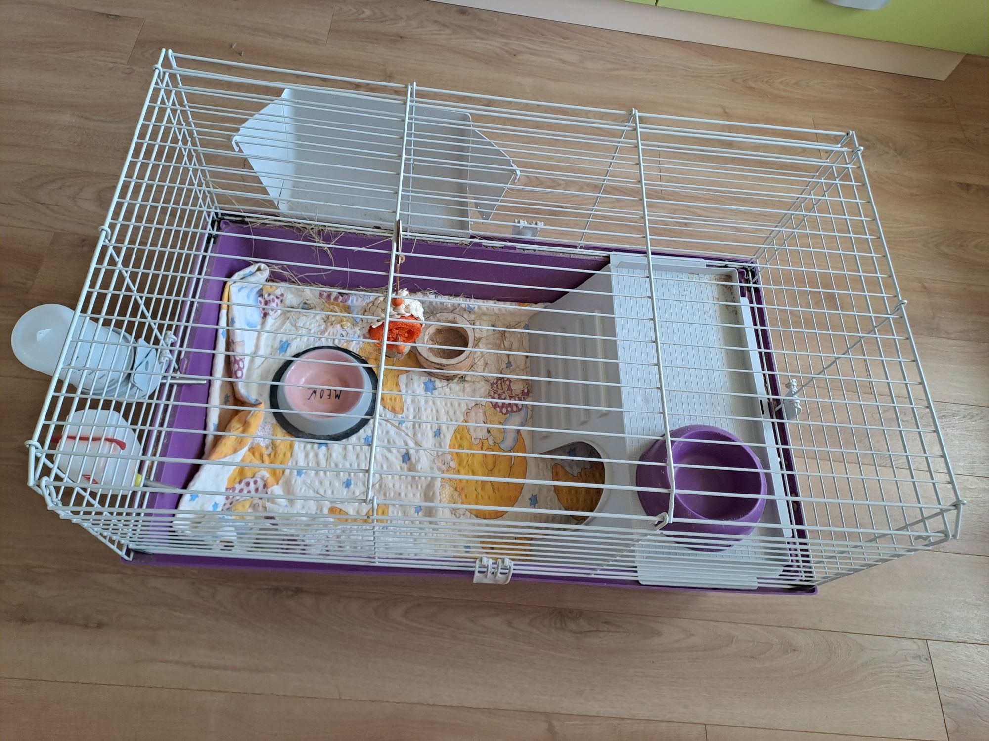 Клетка за морско свинче с купички за вода, храна и сено, запазена