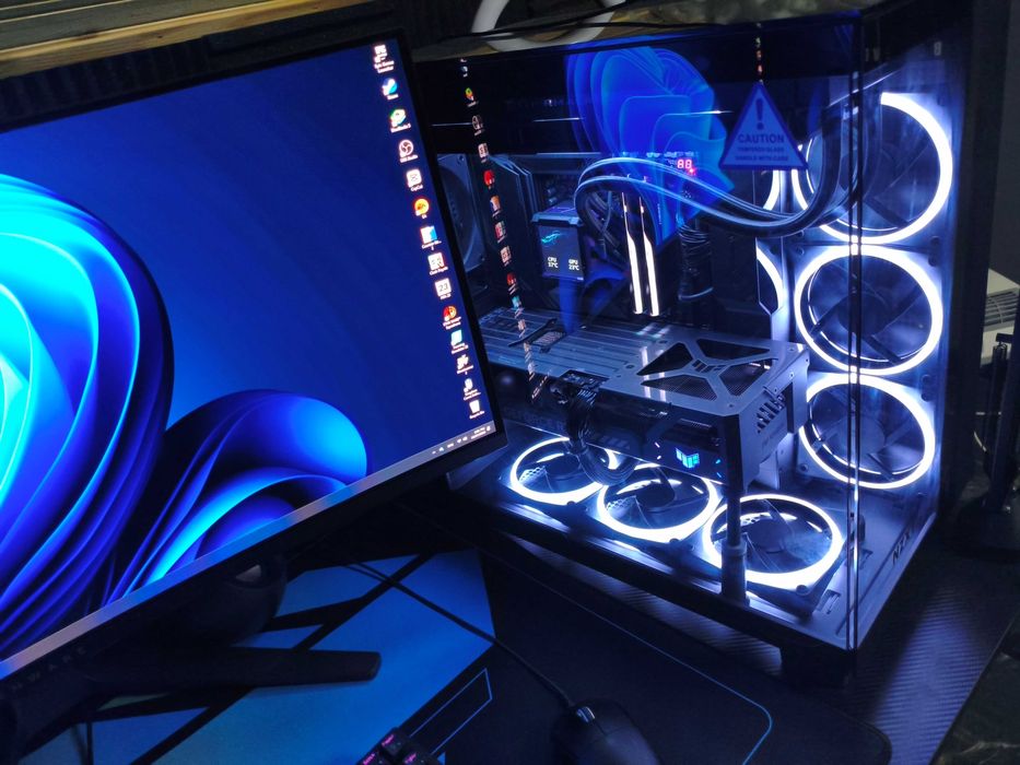 Vând întreg sistemul cu birou, scaun, monitoare și Pc