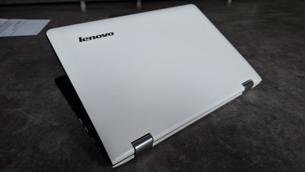 Lenovo Yoga 300-11IBR – 2 в 1 (лаптоп и таблет) + чанта