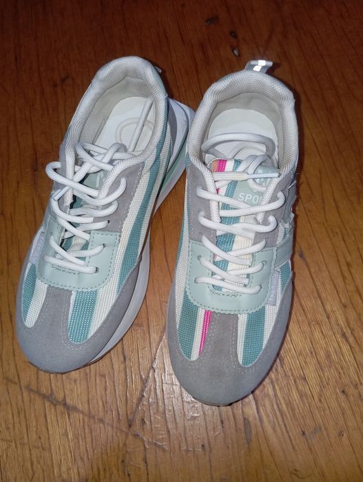 Женские кроссовки