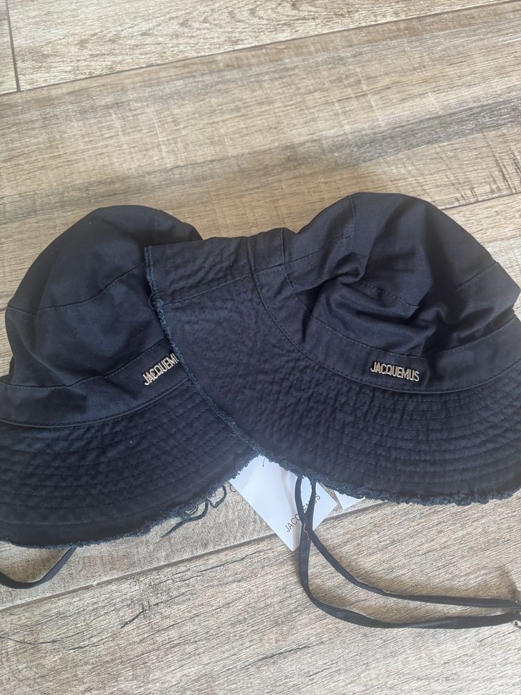 Дамски шапки Jacquemus