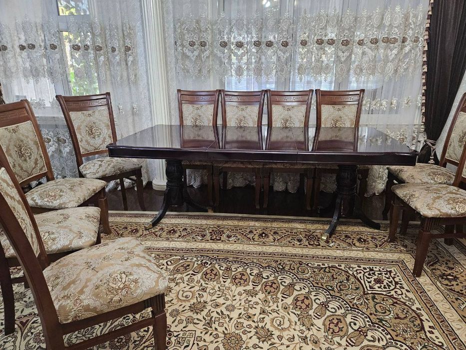 Стол со стульями для гостиной
