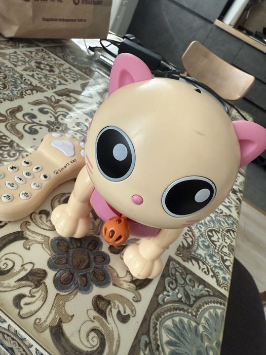 Игрушечная кошка-робот на пульте
