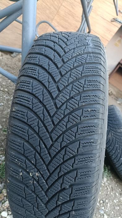 Vând 4 roți de iarnă 195/65/R15 cu capace originale Renault
