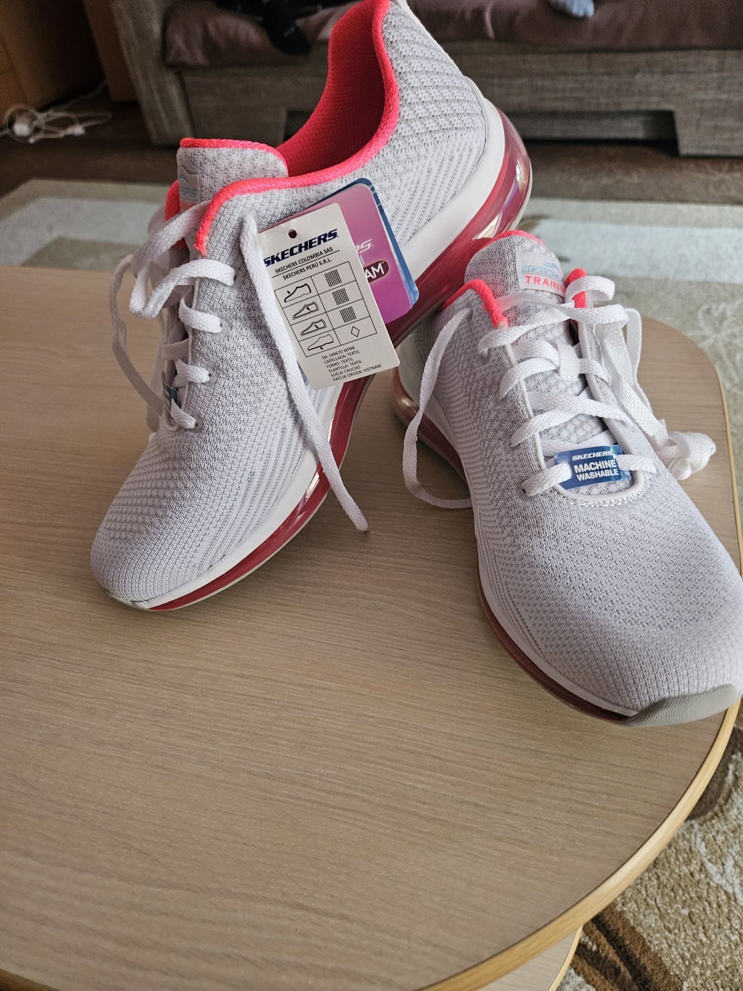 Vând skechers  marimea 39 noi