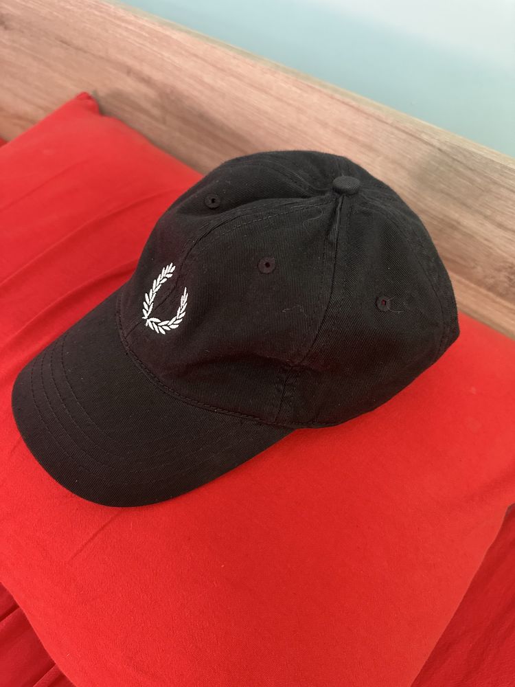 Fred Perry-шапка с козирка