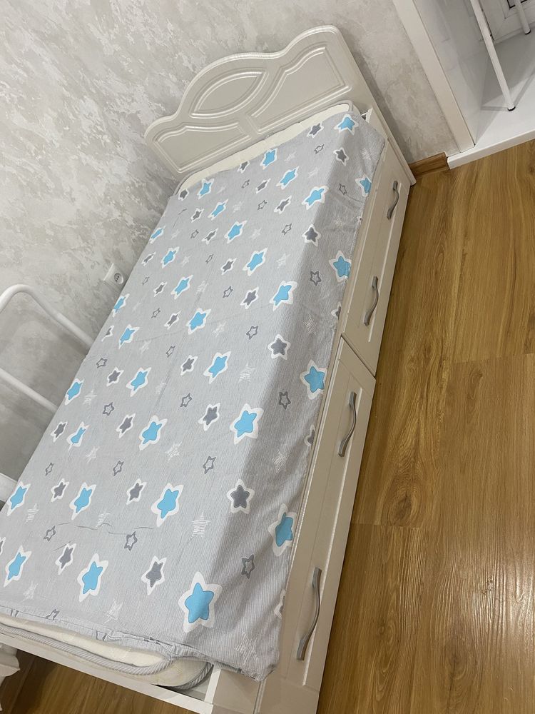Продам кроватку белую