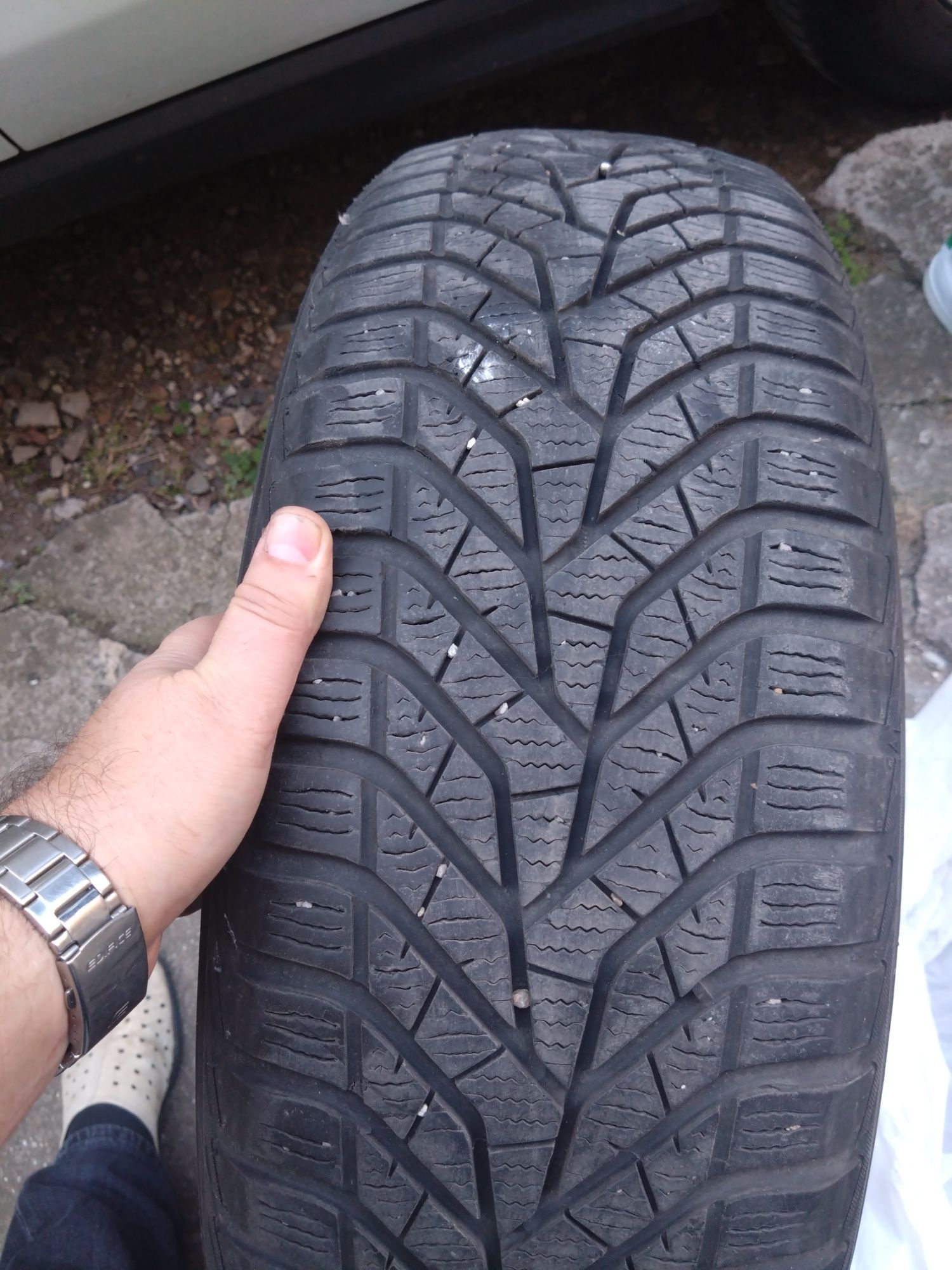 Продавам четири зимни гумиYokohama 225/55R17